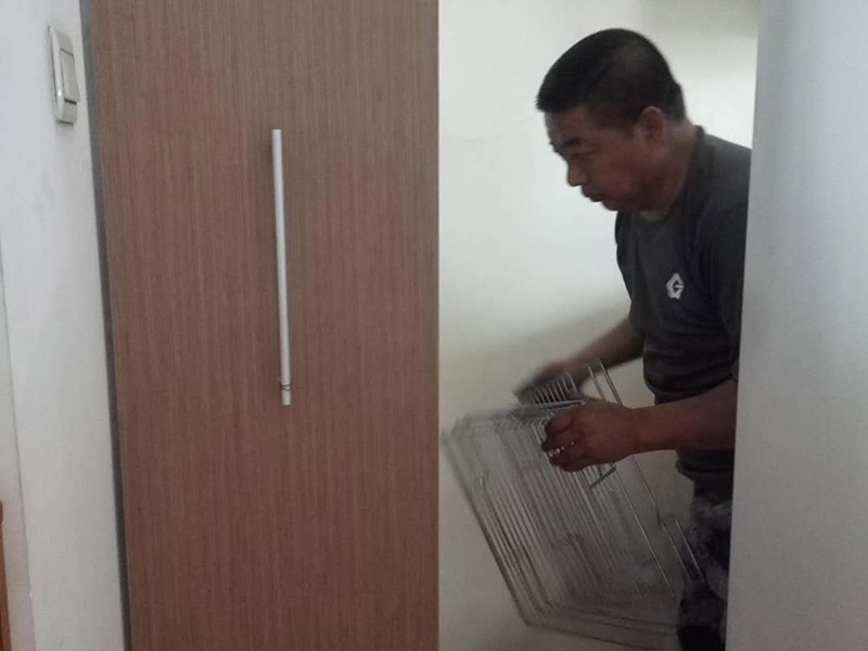 臥室衣柜安裝：我們在安裝前，需要準確的了解各部位板材的尺寸，明確知道這是哪個部位，那是哪個部位。這樣才不會弄混。對照安裝說明書中的步驟，來逐步進行，不可跨步跳步省步，否則都會直接影響到衣柜的安裝效果。并且它的零配件一定要檢查齊全，切勿丟失，否則會容易影響到衣柜的穩固性。