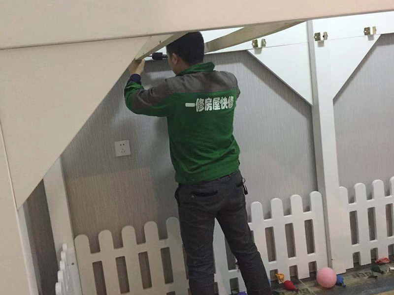 兒童床安裝：先組裝床的支架。螺絲與木板垂直，不要弄偏了。這樣才好使力氣。剛開始的時候不要擰太緊，過后組裝好后，再加固擰緊。床架安裝好后，就是安裝圍欄了。有一些長螺絲和短的螺絲，個人覺得短的螺絲容易上一些。一邊兩個螺絲，一共需要上四個，上完就OK 了。圍欄都安裝好后。接下來的就非常容易了。就是直接把床板鋪上去了。鋪的時候注意一下，光滑一些的向上，盡量不要讓床板之間的空隙太大，這樣睡起來不舒服。