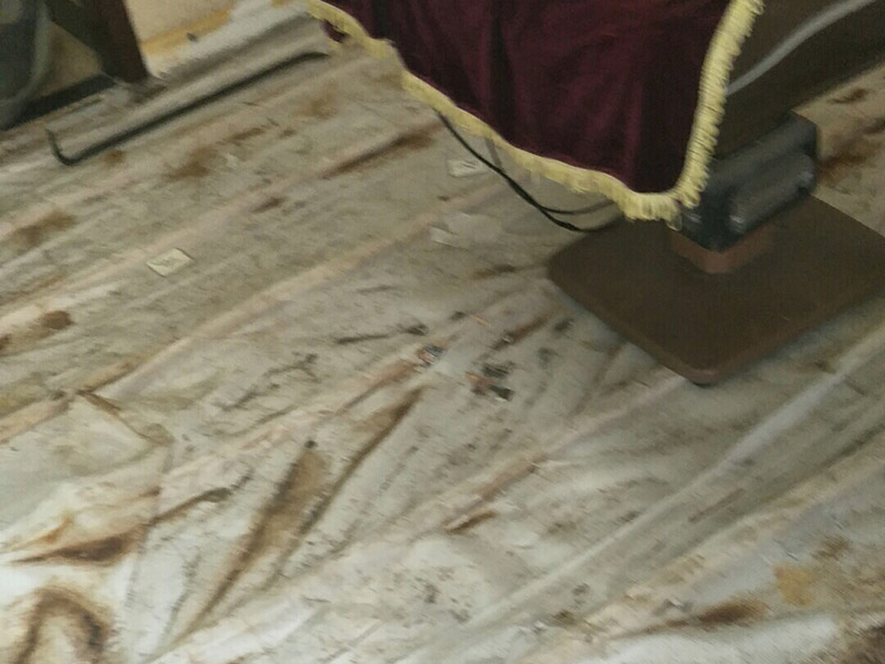 地板拆除維修：先從踢腳線的開始拆，用平口啰嗦刀沿著踢腳線開始劃開。把踢腳線劃開后，就能把踢腳邊取下。這個(gè)時(shí)候地板就松動了，再順著松動的地板移動，讓更大面積的地板繼續(xù)松動。只到能方便取下，再動手取地板。拆地板的時(shí)候，不要亂拆，要順著地板的順序拆。一塊一塊的拆下，在拆的過程中若不好取，就要螺絲刀幫忙，就好拆多了。雖然舊地板還能有利于價(jià)值，所以拆的時(shí)候要盡量保存完整。但在拆地板的時(shí)候，即使再小心都會有破損的，所以要有這些心理準(zhǔn)備。待舊地板完全拆完后，把地面清掃干凈。再晾一段時(shí)間才能重新裝地板，因此潮濕的地面是不適合裝地板的，等完全干燥透了再鋪新的地板。