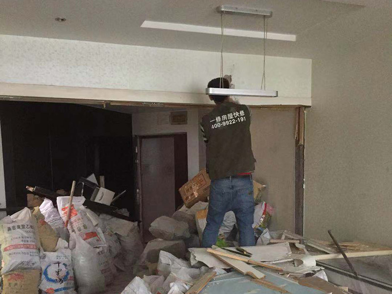 全屋拆除維修：1、首先應關閉天然氣總閥，防止天然氣泄露造成安全隱患。2、用廢舊的毛巾或者衣物將地漏下水管道堵住，防止拆除時建渣堵塞下水管道。3、拆除時噪音較大，應當遵循物管規定時間施工，防止對鄰居造成過度噪音騷擾。4、禁止拆除對房屋結構有安全隱患的墻體。5、對于原先暗藏的水電管線走位，拆除后可查看原先線路布局，拆除過程中盡量避免打破水管及電線，若過程中確實不小心將水管及電線打破了，需將破損的地方做好明顯標示，提醒注意。6、拆舊完畢時應及時清掃樓道及電梯等公共區域，當天清理的建渣，當天用建渣車清運拉走，維護好良好的公共環境。