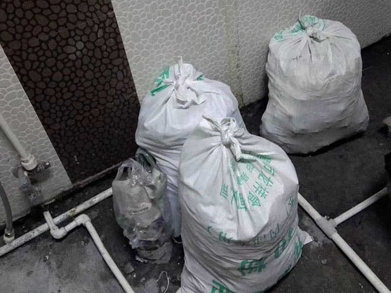 衛(wèi)生間拆改裝修：將不需要或是不滿意的地方進(jìn)行拆除后，留下的成品需要進(jìn)行施工保護(hù)，防止磕碰到，還可防止被上面的重物或是棱角碰壞。水電改造可謂是改造衛(wèi)生間的重點(diǎn)，衛(wèi)生間原有的水電路管線往往有許多不合理的布局，所以在改造過程中要對(duì)原有的水電路進(jìn)行徹查，看是否存在銹蝕、老化等情況，若有，則需要更換新的電路、水路，如果線路良好，且沒有多大的問題，則只需要添加刪減線路就可以了。同時(shí)在改造的時(shí)候最好能做到以后維修和保養(yǎng)都比較方便，然后將其做好隱蔽處理。衛(wèi)生間墻面上要做大約30厘米的防水涂料，以防積水浸透墻面，且要保證涂刷厚度均勻，還需要處理好地面和墻面交界處的各類管件的涂刷。待防水處理完全確定后，等待地面干透就可以做后續(xù)的工程了。