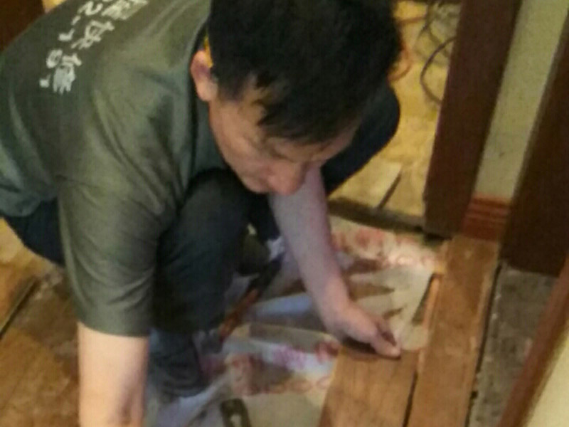室內過道地板鋪貼：地面如果不平整，會導致后期地板翹起等現象出現。首先就需要找平地面。平整度誤差大或與其他地面材料高差大的地面，建議用水泥沙漿作全面找平，否則只需要用防水膠混合水泥砂漿做局部找平處理。 地面找平處理后，注意檢查。尤其是門開合的地方，可以試著鋪上地板，仔細查看門是否開合順暢，如果開合遇阻，需要重新找平。鋪裝地板前，最好對地面進行清潔。對地面進行防水防潮處理，有利于地板的經久耐用。地板墊還有減震和保持地面平整的作用，比如哪里有點不平，可以鋪兩層。