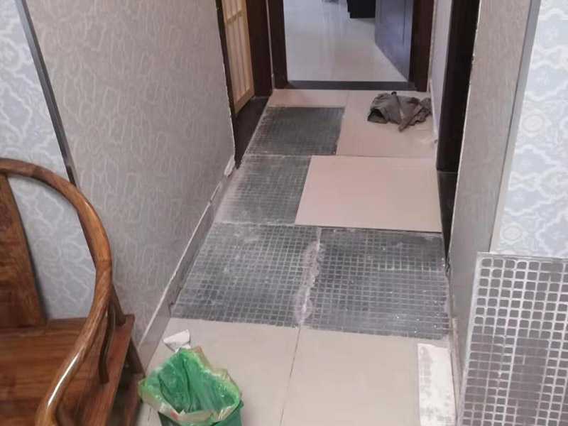 地面瓷磚拆除更換：拆除瓷磚時要用電，而電是從客廳臨時拉的，為了避免在施工過程中發(fā)生觸電的現(xiàn)象，將電拉進衛(wèi)生間內。其次，舊房改造拆除瓷磚時可以用沖擊電鉆，這種工具方便快捷，可自由更換。但在使用前應檢查其是否靈活，可以通過空轉一分鐘的方法進行檢驗。用完之后及時進行清理。，梯子也是必不可少的工具之一，它可以幫助工人拆掉處于高處的瓷磚，還可以架起臨時插座。拆磚應從下至上進行，在施工過程中對地面及時進行處理，以免因垃圾過多從而影響后面的工作。同時要處理好房內的防水層。拆除插座與水龍頭附近的瓷磚時應小心，以免損壞水電設備。