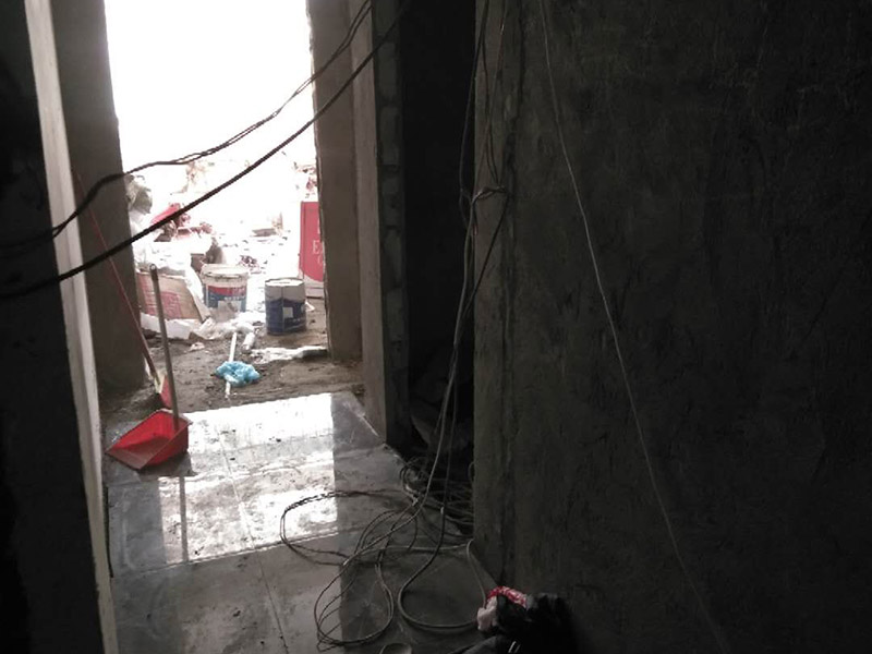 地面瓷磚鋪貼：1、混凝土地面應將基層鑿毛，鑿毛深度5~10毫米，鑿毛痕的間距為30毫米左右。之后，清凈浮灰，砂漿、油漬，產散水刷少將地面。 2、鋪貼前應彈好線，在地面彈出與門道口成直角的基準線,彈線應從門口開始,以保證進口處為整磚,非整磚置于陰角或家具下面,彈線應彈出縱橫定位控制線。 3、鋪貼陶瓷地面磚前，應先將陶瓷地面磚浸泡陰干。 4、鋪貼時，水泥砂漿應飽滿地抹在陶瓷地面磚背面，鋪貼后用橡皮棰敲實。同時，用水平尺檢查校正，擦凈表面水泥砂漿。 5、鋪貼完2~3小時后，用白水泥擦縫，用水泥、砂子=1：1(體積比)的水泥砂漿,縫要填充密實,平整光滑。再用棉絲將表面擦凈。