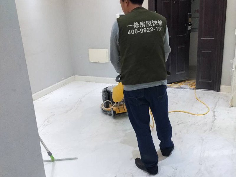 地面石材打磨翻新：用干燥清潔的地拖清理干凈，地面無沙粒、雜質(zhì)。石材表面整體清理完成后，用云石膠對每塊石材上面小的破損點和石材中縫進行修補；待云石膠干燥以后，使用打磨機對整體地面進行打磨，整體橫向打磨，重點打磨石材間的嵌縫膠處以及邊緣處，保持整體石材地面平整。完成第一遍的打磨，重新進行云石膠嵌縫，嵌縫完成繼續(xù)進行第二次打磨，再用石材翻新機配上鋼金石水磨片由粗到細，共需完成七次打磨打磨最終地面整體平整、光滑。