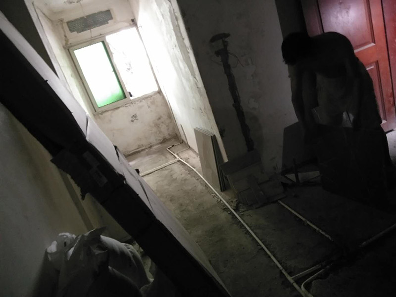地面水電線(xiàn)路鋪設(shè)：水電改造的第一步是水電定位，也就是根據(jù)用戶(hù)的需要確定出全屋開(kāi)關(guān)插座的位置和水路接口的位置，水電工要根據(jù)開(kāi)關(guān)、插座、水龍頭的位置確定線(xiàn)路走向，并按照?qǐng)D紙的設(shè)計(jì)向裝修業(yè)主進(jìn)行說(shuō)明。水電改造時(shí)要注意“水走天、電走地”原則，即水管走天棚，強(qiáng)、弱電盡量走地面，且強(qiáng)、弱電之間不能互相交叉，之間的平行距離要大于30厘米。水電定位之后，接下來(lái)就是打槽了。好的打槽師傅打出的槽基本是一條直線(xiàn)，而且槽邊基本沒(méi)有什么毛齒。注意打槽之前，務(wù)必讓水電工將所有的水電走向在墻上劃出來(lái)標(biāo)明，記得對(duì)照水電圖，看是否一致。