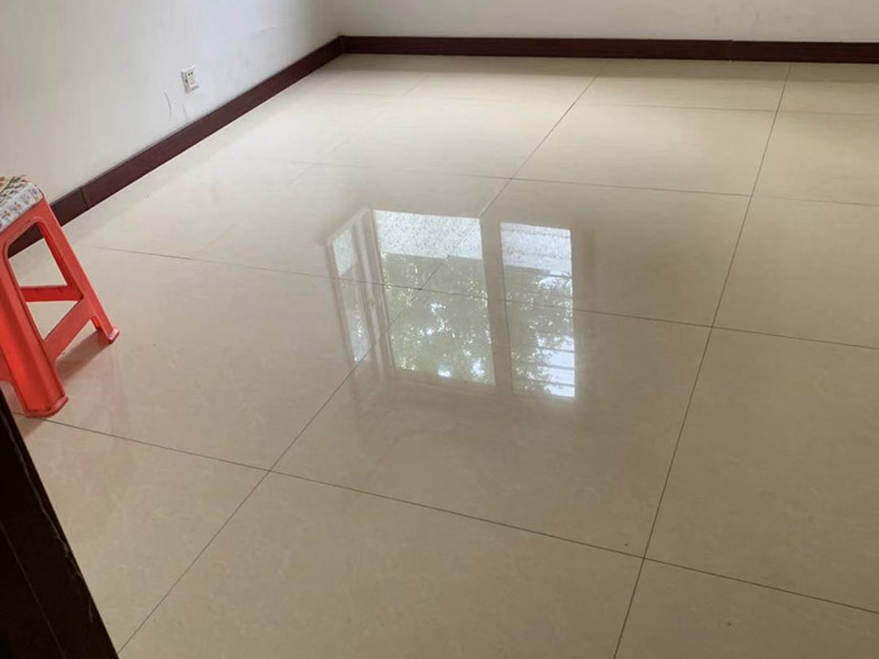 地磚拆除維修：其實關于拆除地板磚的方法還是比較簡單的。首先要撬開大門口的那塊地磚，因為那塊地磚是有一邊露在外面的所以比較容易撬開。再用扁的鑿子一片一片的往里撬，如果水泥砂漿做的不是特別牢固的話可以直接用錘子把扁撬敲擊地磚和水泥地中間的縫隙。