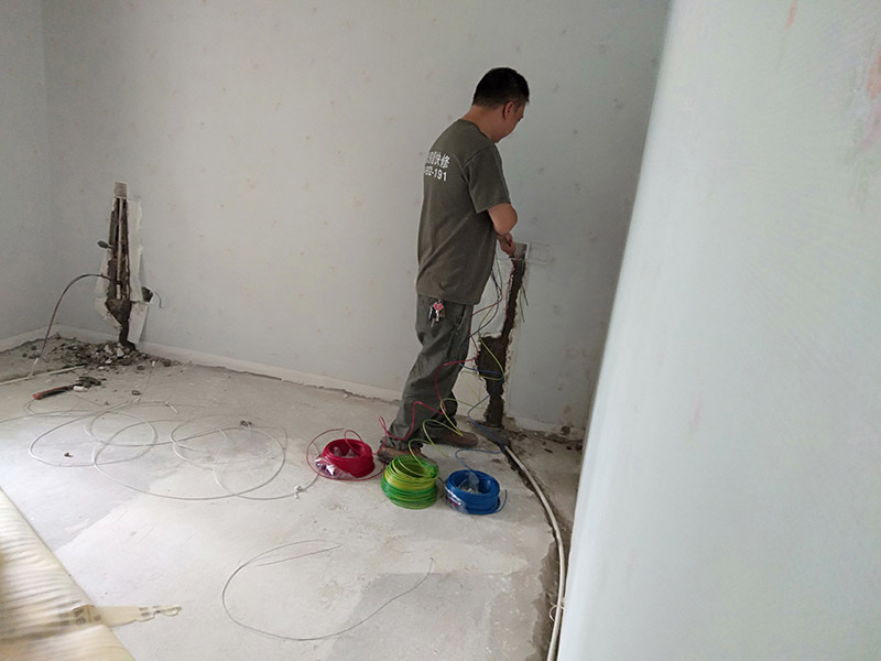 安裝PVC線管穿線：水電安裝的步驟是彈線、開槽(根據(jù)具體情況定)、布管、穿線、驗(yàn)收、封管，這樣水電就算安裝完畢，1、用扁鑿和錘子按設(shè)計(jì)好的線路把墻開槽，深度和寬度根據(jù)下線管直徑確定；2、根據(jù)長度用手鋼鋸把下線管裁剪到合適長度；3、把電線穿進(jìn)下線管；4、把下線管用線卡子固定在開出的線槽；5、和好水泥，把水泥抹進(jìn)墻槽，用抹泥刀抹平；6、打膩?zhàn)印⑺⑼苛稀? width=