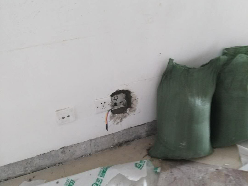 水電改造維修：按走向進行墻面或地面開槽，開槽過程中，不允許出現墻面橫向開槽大于30cm的現象，因為橫向開槽將破壞整樓的承重，使得抗震能力降低而且墻面容易開裂。如果是保溫墻的話，開很長的橫槽有可能會導致開槽上部的保溫層整體脫落。墻面開槽一般都應該是豎向垂直開槽。埋入管線(包括布線和接好管道)和暗盒，電路施工時先安裝管路，然后再穿導線，這樣可以避免將來換線出現導線無法抽動的現象。穿管不能使用軟管，防止出現死角。同時電路接頭不要裸露在外面，應該安裝在線盒內，分線盒之間不允許有接頭。檢測電路，對水路進行試壓，驗收檢查合格后要注意保存好電路施工圖紙，圖紙要與實際相一致，同時圖紙上要標明導線規格及開關、插座位置。