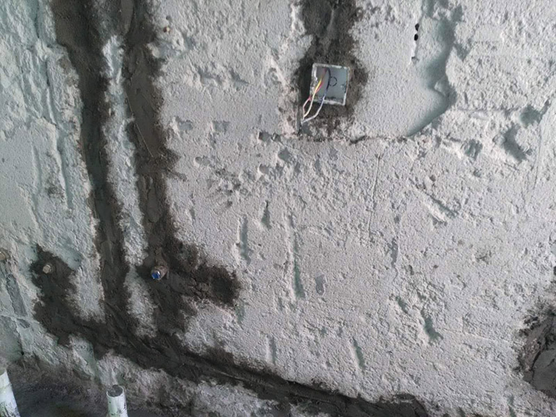 水電改造維修：按走向進行墻面或地面開槽，開槽過程中，不允許出現墻面橫向開槽大于30cm的現象，因為橫向開槽將破壞整樓的承重，使得抗震能力降低而且墻面容易開裂。如果是保溫墻的話，開很長的橫槽有可能會導致開槽上部的保溫層整體脫落。墻面開槽一般都應該是豎向垂直開槽。埋入管線(包括布線和接好管道)和暗盒，電路施工時先安裝管路，然后再穿導線，這樣可以避免將來換線出現導線無法抽動的現象。穿管不能使用軟管，防止出現死角。同時電路接頭不要裸露在外面，應該安裝在線盒內，分線盒之間不允許有接頭。檢測電路，對水路進行試壓，驗收檢查合格后要注意保存好電路施工圖紙，圖紙要與實際相一致，同時圖紙上要標明導線規格及開關、插座位置。