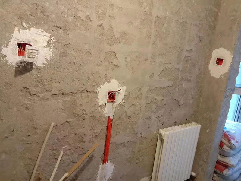 廚房線路改造：插座、照明分線走：插座要設地線以保證用電安全，共有3根電線，而照明系統不用設地線，只有兩根線，因此兩支路線最好分開，即使電路出現問題也便于維修。開關插座遠離水槽灶具：廚房開關和插座如果靠近灶具，溫度較高容易加速電路老化;也要遠離水槽，避免受潮而發生漏電事故。凈水器的電源開關和插座最好放在水槽柜的旁邊，使用防水開關和插座，避免因為潮濕而漏電。