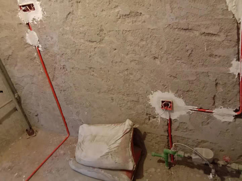 廚房線路改造：插座、照明分線走：插座要設地線以保證用電安全，共有3根電線，而照明系統不用設地線，只有兩根線，因此兩支路線最好分開，即使電路出現問題也便于維修。開關插座遠離水槽灶具：廚房開關和插座如果靠近灶具，溫度較高容易加速電路老化;也要遠離水槽，避免受潮而發生漏電事故。凈水器的電源開關和插座最好放在水槽柜的旁邊，使用防水開關和插座，避免因為潮濕而漏電。