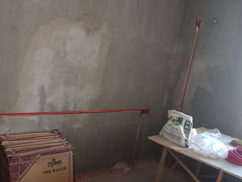 電路改造維修：進場后立即準確將水平線彈好，在墻面和地面上先做出線路走向的標記，確定好未來暗盒的安裝位置，電源插座及各種接線盒按統一高低標準施工。做好開線槽的準備。同一室內的開關插座應該處于同一水平線上。一般開關在1.4m高度，插座在30cm。另外床頭開關建議在90cm，方便在床上操作。客廳電視柜后面的插座高度在20cm左右，防止超出電視柜高度。使用專用PVC阻燃型電線管，管壁厚以人站在上面不會踩扁為好。線管在線槽中必須固定，線盒與線管相接時應使用鎖母，直管每隔80公分使用一個管卡，拐角處每隔20公分使用一個管卡。