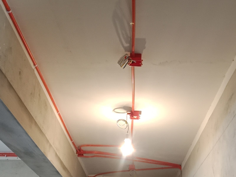 電路改造維修：進場后立即準確將水平線彈好，在墻面和地面上先做出線路走向的標記，確定好未來暗盒的安裝位置，電源插座及各種接線盒按統一高低標準施工。做好開線槽的準備。同一室內的開關插座應該處于同一水平線上。一般開關在1.4m高度，插座在30cm。另外床頭開關建議在90cm，方便在床上操作。客廳電視柜后面的插座高度在20cm左右，防止超出電視柜高度。使用專用PVC阻燃型電線管，管壁厚以人站在上面不會踩扁為好。線管在線槽中必須固定，線盒與線管相接時應使用鎖母，直管每隔80公分使用一個管卡，拐角處每隔20公分使用一個管卡。