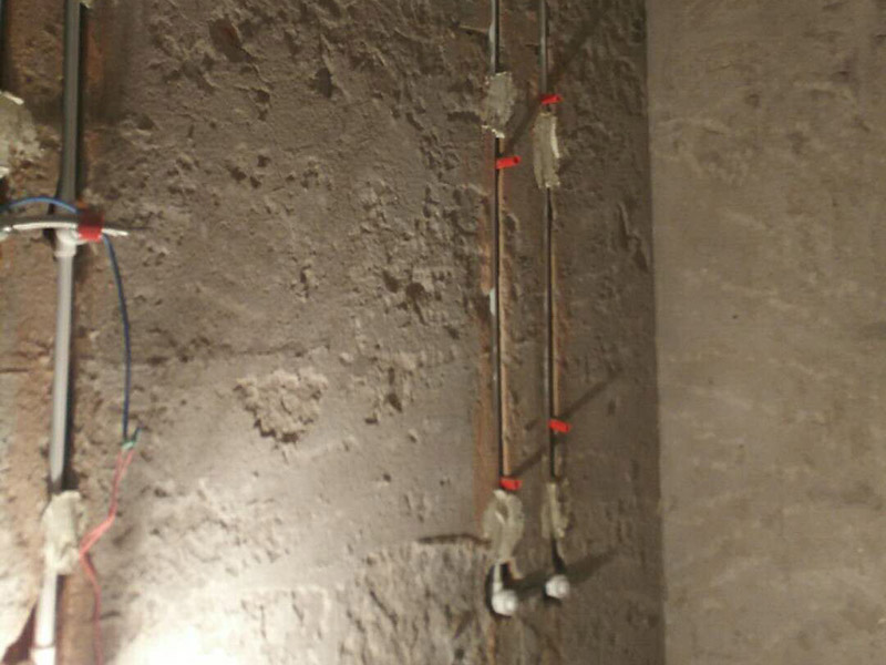 線管開槽安裝：水管管路開槽→水路管道安裝 →水路管道檢查 →二次防水 →電線線路開槽 →電線電路布線 須平行走線的管路一律控制在60-90厘米高(從地面算起)，有水龍頭的管路必須垂直。深度控制在4厘米。線槽開好后施工負責人記好開槽管路尺寸、位置。方便以后潔具安裝時知道管路的位置。通過施工圖施工人員與業主商量水域位置與使用功能。安排水電師傅排放安裝好所有的水龍頭及用水位置。