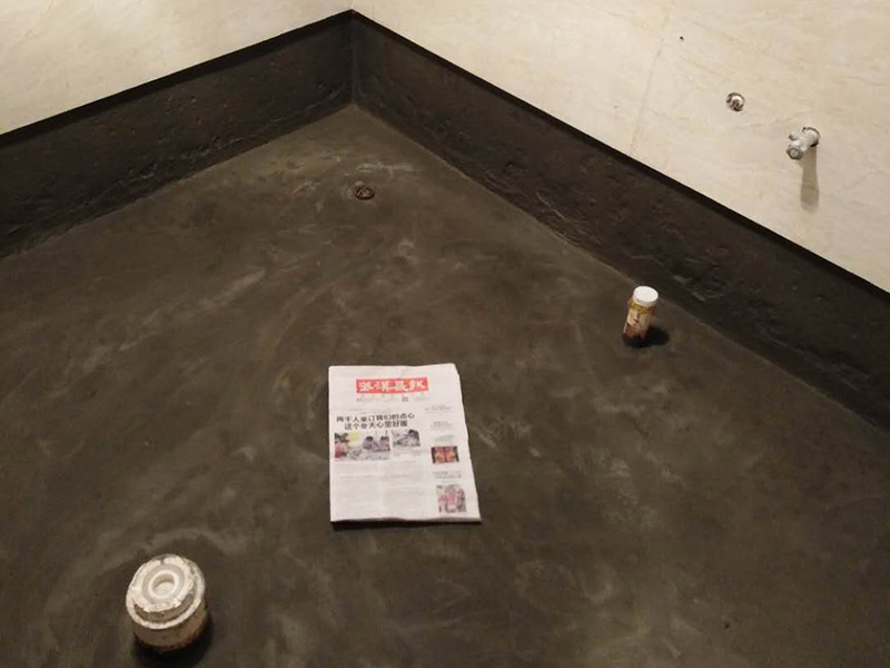 廁所防水，水管打壓測試：首先要進行地面處理，確保地面干凈，沒有任何雜物污染，基層表面堅實，無脫皮等現(xiàn)象，我們還要進行地面找平，保證地面平整，沒有較大的缺陷和補痕。防水涂料要刷全面，與基層結(jié)合牢固，不會出現(xiàn)氣泡，脫落等問題。我們涂刷時，要由下至上，先墻后地涂刷。一般來說，衛(wèi)生間的防水要做到180厘米，非淋浴墻面防水不能低于35厘米。小編建議防水統(tǒng)一做到180厘米。刷涂料不僅要注意高度，還有注意涂刷的厚度，國家規(guī)定防水涂料要涂到1.5毫米厚。防水涂料是要刷兩遍，第二遍涂料是要等第一遍涂料干透之后才能開始刷。