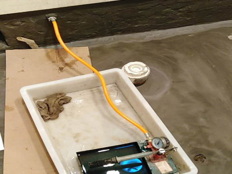廁所防水，水管打壓測試：首先要進行地面處理，確保地面干凈，沒有任何雜物污染，基層表面堅實，無脫皮等現(xiàn)象，我們還要進行地面找平，保證地面平整，沒有較大的缺陷和補痕。防水涂料要刷全面，與基層結(jié)合牢固，不會出現(xiàn)氣泡，脫落等問題。我們涂刷時，要由下至上，先墻后地涂刷。一般來說，衛(wèi)生間的防水要做到180厘米，非淋浴墻面防水不能低于35厘米。小編建議防水統(tǒng)一做到180厘米。刷涂料不僅要注意高度，還有注意涂刷的厚度，國家規(guī)定防水涂料要涂到1.5毫米厚。防水涂料是要刷兩遍，第二遍涂料是要等第一遍涂料干透之后才能開始刷。