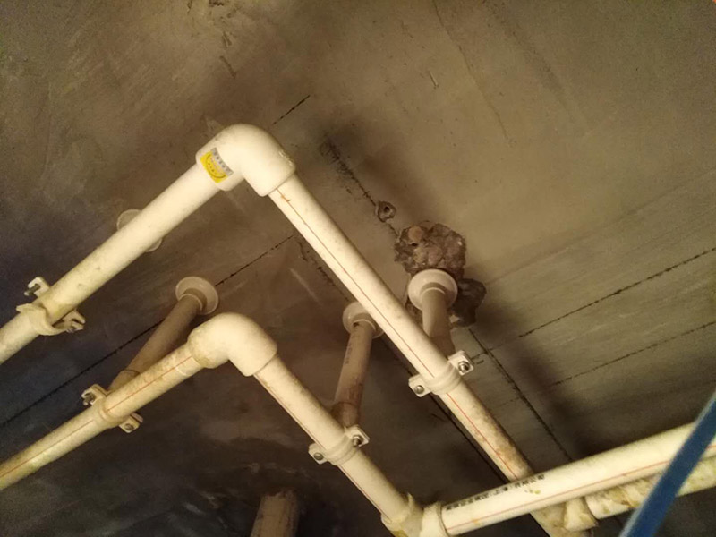 廁所防水，水管打壓測試：首先要進行地面處理，確保地面干凈，沒有任何雜物污染，基層表面堅實，無脫皮等現(xiàn)象，我們還要進行地面找平，保證地面平整，沒有較大的缺陷和補痕。防水涂料要刷全面，與基層結(jié)合牢固，不會出現(xiàn)氣泡，脫落等問題。我們涂刷時，要由下至上，先墻后地涂刷。一般來說，衛(wèi)生間的防水要做到180厘米，非淋浴墻面防水不能低于35厘米。小編建議防水統(tǒng)一做到180厘米。刷涂料不僅要注意高度，還有注意涂刷的厚度，國家規(guī)定防水涂料要涂到1.5毫米厚。防水涂料是要刷兩遍，第二遍涂料是要等第一遍涂料干透之后才能開始刷。