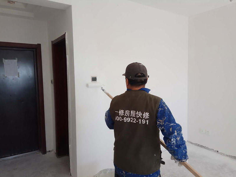 乳膠漆全屋翻新：現場勘測—施工準備—技術交底—搭建簡易腳手架（頂面粉刷用）—鏟除脫落起殼粉塵膩子涂料層—局部水泥砂漿修復—鏟除部位批刮內墻膩子兩度修復—砂光處理—滿涂內墻乳膠漆第一度—滿涂第二度內墻乳膠漆—自行檢查—組織驗收—拆除腳手架—現場清理。