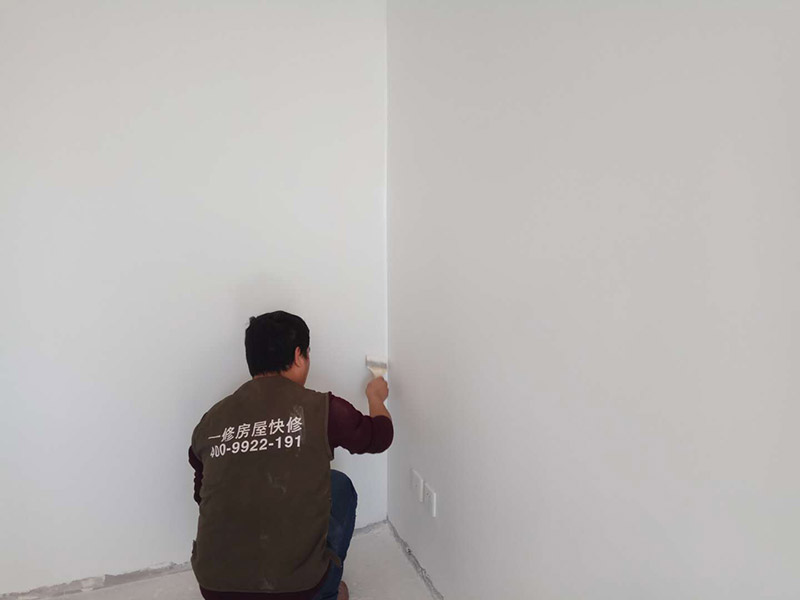 乳膠漆全屋翻新：現場勘測—施工準備—技術交底—搭建簡易腳手架（頂面粉刷用）—鏟除脫落起殼粉塵膩子涂料層—局部水泥砂漿修復—鏟除部位批刮內墻膩子兩度修復—砂光處理—滿涂內墻乳膠漆第一度—滿涂第二度內墻乳膠漆—自行檢查—組織驗收—拆除腳手架—現場清理。