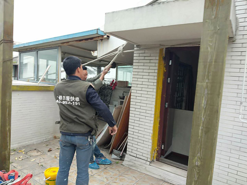 空調(diào)外機PVC管防水維修：先明確什么地方漏水。如果只是接頭漏，在管材質(zhì)量合格前提下，可換接頭或在接頭處加上防漏密封膠帶、AB密封膠等;如果是管材質(zhì)量不好，應該更換管材。還可以在漏水的地方涂上調(diào)好的AB膠，再在上面纏上一層綢帶，使綢帶上浸滿AB膠再在綢帶上面涂一層AB膠，整個過程動作要快也可以分兩次或多次。
