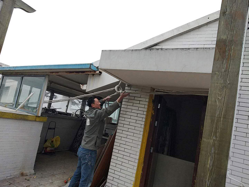 空調(diào)外機PVC管防水維修：先明確什么地方漏水。如果只是接頭漏，在管材質(zhì)量合格前提下，可換接頭或在接頭處加上防漏密封膠帶、AB密封膠等;如果是管材質(zhì)量不好，應該更換管材。還可以在漏水的地方涂上調(diào)好的AB膠，再在上面纏上一層綢帶，使綢帶上浸滿AB膠再在綢帶上面涂一層AB膠，整個過程動作要快也可以分兩次或多次。