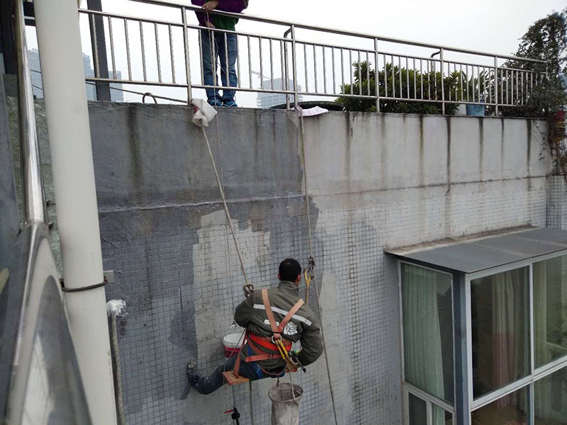 外墻涂刷防水：清理基層，新舊面層必須清理干凈，不得有雜物和灰塵，以免影響粘結(jié)強度，涂刷防水涂料時基層應干燥。基層清理工序完成之后，接下來，清理死角，也就是所謂的陰陽角、施工縫、伸縮縫等比較重要的部位進行處理，尤其注意的是泄水孔要加強處理，需要涂刷2－3遍防水底層涂料。將攪拌均勻的晨光防水涂料根據(jù)現(xiàn)場要涂刷的面積開始涂刷，基層涂刷要大于粘卷材的面積，不要超過三十。刷第二次涂料之前必須要等一次涂料完全凝固后方可再次涂刷，底層涂料次涂刷完畢后約4—8左右。要等第二次涂料完全凝固后方可施工。