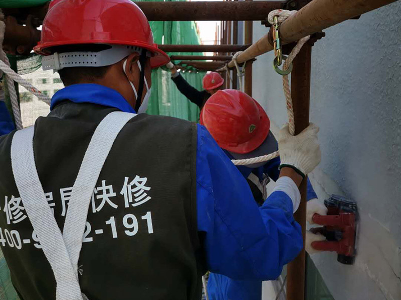 高空外墻防水：首先清理基層，新舊面層必須清理干凈，不得有雜物和灰塵，以免影響粘結(jié)強度，涂刷防水涂料時基層應(yīng)干燥。接下來，清理死角，也就是所謂的陰陽角、施工縫、伸縮縫等比較重要的部位進行處理，尤其注意的是泄水孔要加強處理，需要涂刷2-3遍防水底層涂料。備好防水卷材、防水涂料、基層涂料和粘接卷材的涂料必須要分清，為提高防水卷材與基層粘結(jié)性，可用底層涂料反復(fù)涂刷，涂刷均勻，覆蓋完全，充分滲入混凝土基層，以提高粘結(jié)強度和抗剪切強度。涂刷第二次涂料之前必須要等第一次涂料完全凝固后方可再次涂刷，底層涂料第一次涂刷完畢后約4-8小時左右，方可再次涂刷第二次和第三次底層涂料。