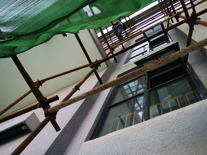 高空外墻防水：首先清理基層，新舊面層必須清理干凈，不得有雜物和灰塵，以免影響粘結(jié)強度，涂刷防水涂料時基層應(yīng)干燥。接下來，清理死角，也就是所謂的陰陽角、施工縫、伸縮縫等比較重要的部位進行處理，尤其注意的是泄水孔要加強處理，需要涂刷2-3遍防水底層涂料。備好防水卷材、防水涂料、基層涂料和粘接卷材的涂料必須要分清，為提高防水卷材與基層粘結(jié)性，可用底層涂料反復(fù)涂刷，涂刷均勻，覆蓋完全，充分滲入混凝土基層，以提高粘結(jié)強度和抗剪切強度。涂刷第二次涂料之前必須要等第一次涂料完全凝固后方可再次涂刷，底層涂料第一次涂刷完畢后約4-8小時左右，方可再次涂刷第二次和第三次底層涂料。