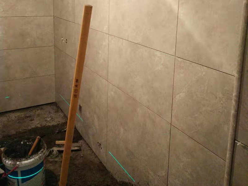 廁所貼磚維修：首先將水泥與少量建筑膠混合拌勻，做為粘貼劑。把粘貼劑用鏟刀鏟到地面刮平后將瓷磚鋪上。再用鏟刀壓實,這樣自上而下或自左而右，重復(fù)這步驟，鋪好之后用白水泥漿美縫，把瓷磚間的間隙填實，等待一段時間水泥干了就好了。