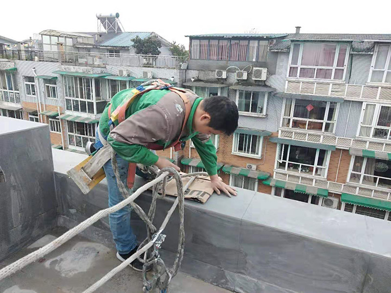 外墻滾刷防水：為保證防水層的鋪設質量和節省防水涂料，基層、內外墻等位置涂刷防水涂料處應平整、無凹凸不平、蜂窩麻面、浮碴、浮灰、油污等。在管根、管道、陰陽角、施工縫等易發生漏水的部位應增強處理。在管根、管道周圍鑿開采用水不漏進行封堵，然后再用油漆刷涂刷一至兩遍防水涂料；陰陽角、施工縫部位采用玻纖網格布增強處理后用刮板刮涂一遍防水涂料，增強網格布寬度為300㎜。施工時應邊涂刷邊檢查，發現缺陷及時修補，涂膜應完全干燥2天后方可進行下道工序施工，施工時應注意對涂膜防水層的保護，以免人為或外為破壞防水層。側墻防水層保護材料建議采用聚苯板或砂漿粉刷保護。頂板防水層保護材料宜采用砂漿或細石混凝土進行保護。