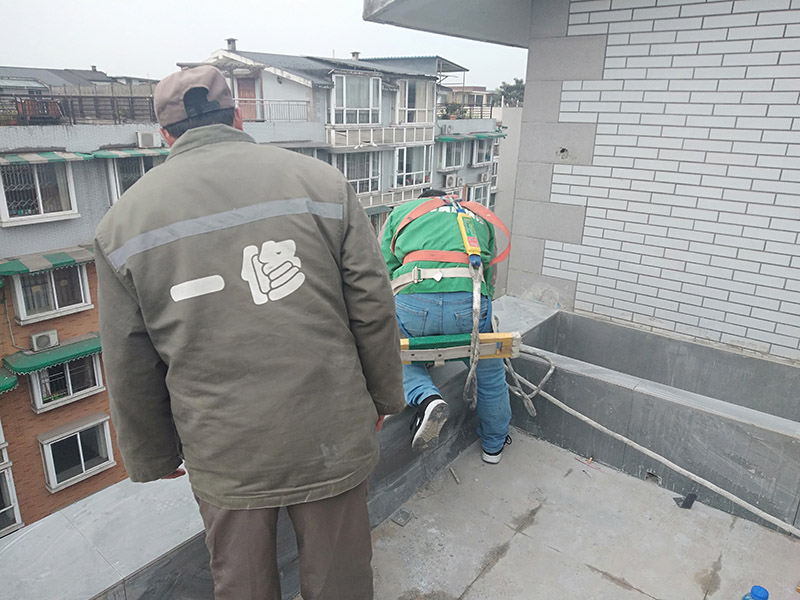 外墻滾刷防水：為保證防水層的鋪設質量和節省防水涂料，基層、內外墻等位置涂刷防水涂料處應平整、無凹凸不平、蜂窩麻面、浮碴、浮灰、油污等。在管根、管道、陰陽角、施工縫等易發生漏水的部位應增強處理。在管根、管道周圍鑿開采用水不漏進行封堵，然后再用油漆刷涂刷一至兩遍防水涂料；陰陽角、施工縫部位采用玻纖網格布增強處理后用刮板刮涂一遍防水涂料，增強網格布寬度為300㎜。施工時應邊涂刷邊檢查，發現缺陷及時修補，涂膜應完全干燥2天后方可進行下道工序施工，施工時應注意對涂膜防水層的保護，以免人為或外為破壞防水層。側墻防水層保護材料建議采用聚苯板或砂漿粉刷保護。頂板防水層保護材料宜采用砂漿或細石混凝土進行保護。