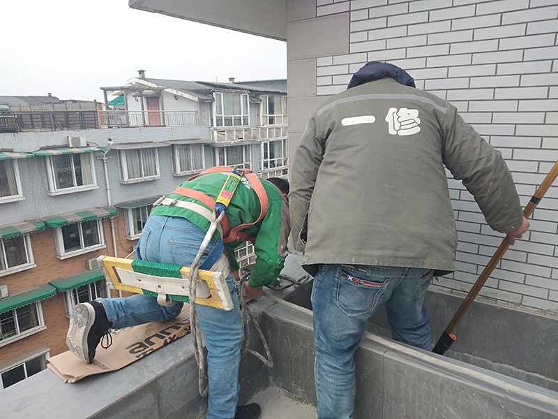 外墻滾刷防水：為保證防水層的鋪設質量和節省防水涂料，基層、內外墻等位置涂刷防水涂料處應平整、無凹凸不平、蜂窩麻面、浮碴、浮灰、油污等。在管根、管道、陰陽角、施工縫等易發生漏水的部位應增強處理。在管根、管道周圍鑿開采用水不漏進行封堵，然后再用油漆刷涂刷一至兩遍防水涂料；陰陽角、施工縫部位采用玻纖網格布增強處理后用刮板刮涂一遍防水涂料，增強網格布寬度為300㎜。施工時應邊涂刷邊檢查，發現缺陷及時修補，涂膜應完全干燥2天后方可進行下道工序施工，施工時應注意對涂膜防水層的保護，以免人為或外為破壞防水層。側墻防水層保護材料建議采用聚苯板或砂漿粉刷保護。頂板防水層保護材料宜采用砂漿或細石混凝土進行保護。