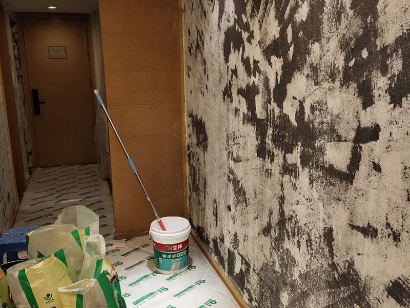 墻面拆除翻新：舊墻面翻新自己動(dòng)手首先用水將墻面浸濕，這樣在鏟除墻面時(shí)比較省力，墻面必須要鏟到露出水泥砂漿面。然后是涂刷界面劑，一定要全部都刷到而且要均勻。墻面的裂縫通常都是用牛皮紙帶及白乳膠來(lái)貼住，但不能保證它能百分百不再開(kāi)裂。如果墻面凹凸不平，那么就需要用石膏來(lái)找平，誤差最好不要超過(guò)0.5公分。非承重墻一般都是需要貼布的，所以最好選擇質(zhì)地好的墻布和白乳膠，有條件的話可以使用網(wǎng)格布，對(duì)于防裂效果會(huì)更好。
 在挑選膩?zhàn)訒r(shí)應(yīng)該選顆粒細(xì)度高及質(zhì)地較硬的，或是把白乳膠添加到膩?zhàn)又刑岣吣佔(zhàn)拥挠捕取４蚰γ嬉x用細(xì)砂紙，砂紙如果過(guò)粗會(huì)在墻面上留下很深的砂痕，就算是刷漆也沒(méi)辦法遮蓋住。墻面打磨之后要清掃一遍，否則粉塵過(guò)多會(huì)影響到漆的附著力。