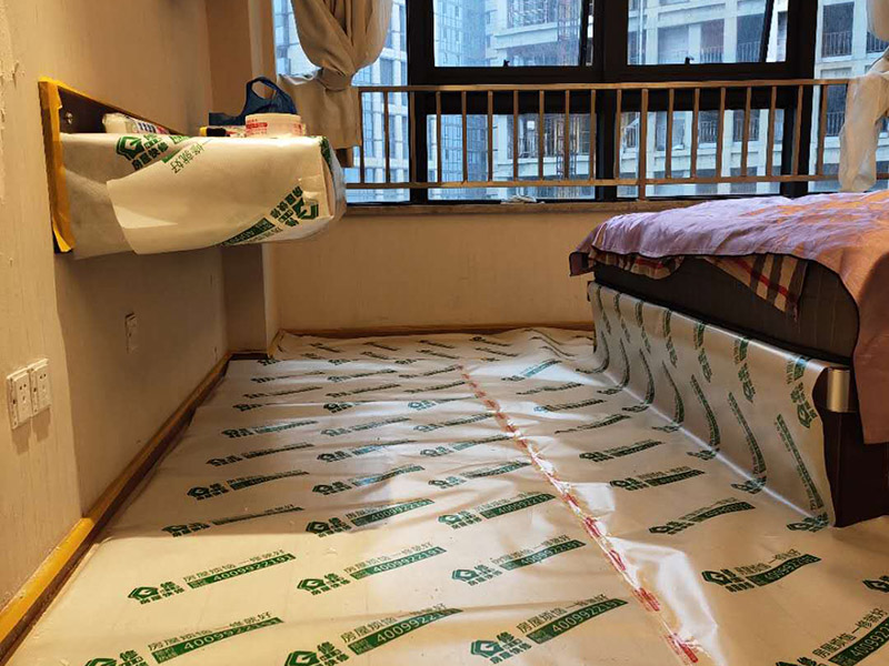 房屋地面家具保護：入戶門的保護入戶門是各種裝修物料進場以及各種建筑裝修垃圾清理的必經之路,這些物品在搬運的過程中,與入戶門發生磕碰、摩擦的機率大大增加,所以,第一個需要做好成品保護的地方就是入戶門?？梢允褂贸善繁Ｗo膜將門包裹，地面鋪地面保護膜。
