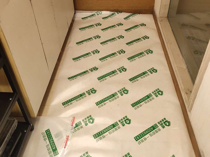 房屋地面家具保護：入戶門的保護入戶門是各種裝修物料進場以及各種建筑裝修垃圾清理的必經之路,這些物品在搬運的過程中,與入戶門發生磕碰、摩擦的機率大大增加,所以,第一個需要做好成品保護的地方就是入戶門?？梢允褂贸善繁Ｗo膜將門包裹，地面鋪地面保護膜。