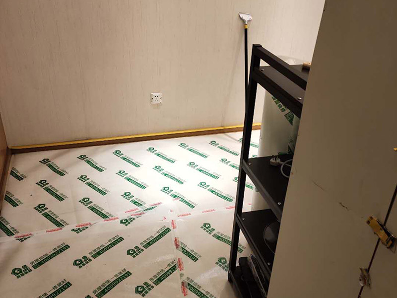 房屋地面家具保護：入戶門的保護入戶門是各種裝修物料進場以及各種建筑裝修垃圾清理的必經之路,這些物品在搬運的過程中,與入戶門發生磕碰、摩擦的機率大大增加,所以,第一個需要做好成品保護的地方就是入戶門?？梢允褂贸善繁Ｗo膜將門包裹，地面鋪地面保護膜。