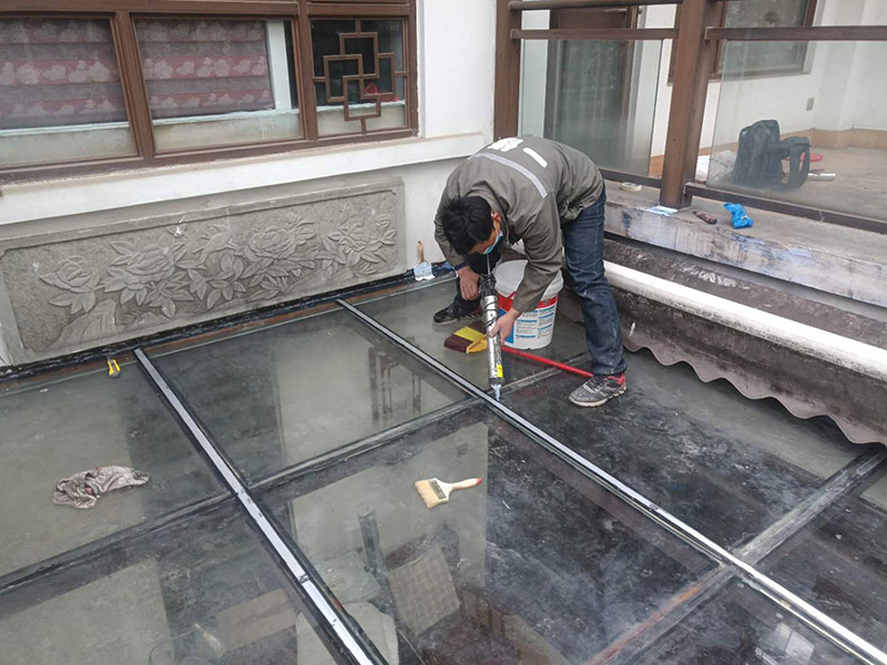 玻璃屋頂打膠防水：把陽光房的邊清理干凈。用結構膠往縫里填到60%。然后用和縫大小的泡抹棒往里壓填充，把膠往陽光房與型材的縫里擠。最后填充耐候密封膠，用刮刀來回30度角度刮2遍。缺膠的補上。30分內把紙揭掉。陽光房的鋁合金、鋼材等框架材料連接處基本靠打建筑膠來固定與防漏水。建筑膠打膠前，需要將打膠處用溫布擦干凈且干了之后打膠，否則就算是用了高級的建筑膠，其實際效果只有普通建筑膠的效果，將會大大降低陽光房結構膠的使用壽命。