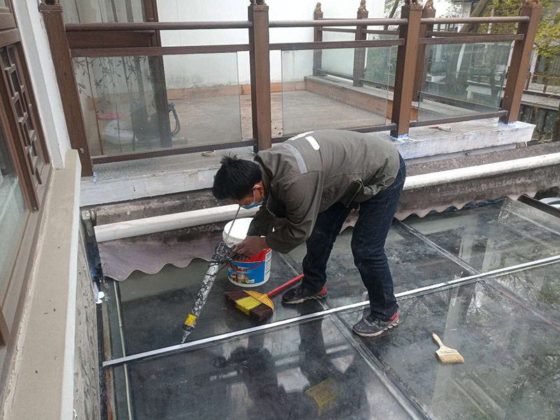 玻璃屋頂打膠防水：把陽光房的邊清理干凈。用結構膠往縫里填到60%。然后用和縫大小的泡抹棒往里壓填充，把膠往陽光房與型材的縫里擠。最后填充耐候密封膠，用刮刀來回30度角度刮2遍。缺膠的補上。30分內把紙揭掉。陽光房的鋁合金、鋼材等框架材料連接處基本靠打建筑膠來固定與防漏水。建筑膠打膠前，需要將打膠處用溫布擦干凈且干了之后打膠，否則就算是用了高級的建筑膠，其實際效果只有普通建筑膠的效果，將會大大降低陽光房結構膠的使用壽命。