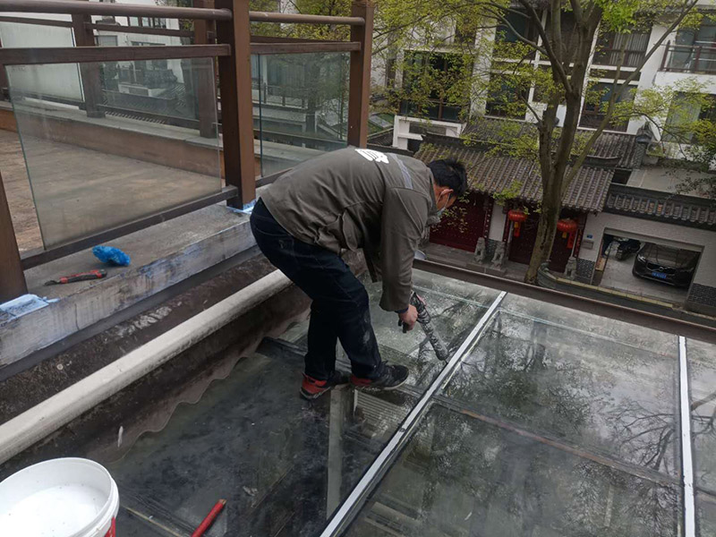 玻璃屋頂打膠防水：把陽光房的邊清理干凈。用結構膠往縫里填到60%。然后用和縫大小的泡抹棒往里壓填充，把膠往陽光房與型材的縫里擠。最后填充耐候密封膠，用刮刀來回30度角度刮2遍。缺膠的補上。30分內把紙揭掉。陽光房的鋁合金、鋼材等框架材料連接處基本靠打建筑膠來固定與防漏水。建筑膠打膠前，需要將打膠處用溫布擦干凈且干了之后打膠，否則就算是用了高級的建筑膠，其實際效果只有普通建筑膠的效果，將會大大降低陽光房結構膠的使用壽命。