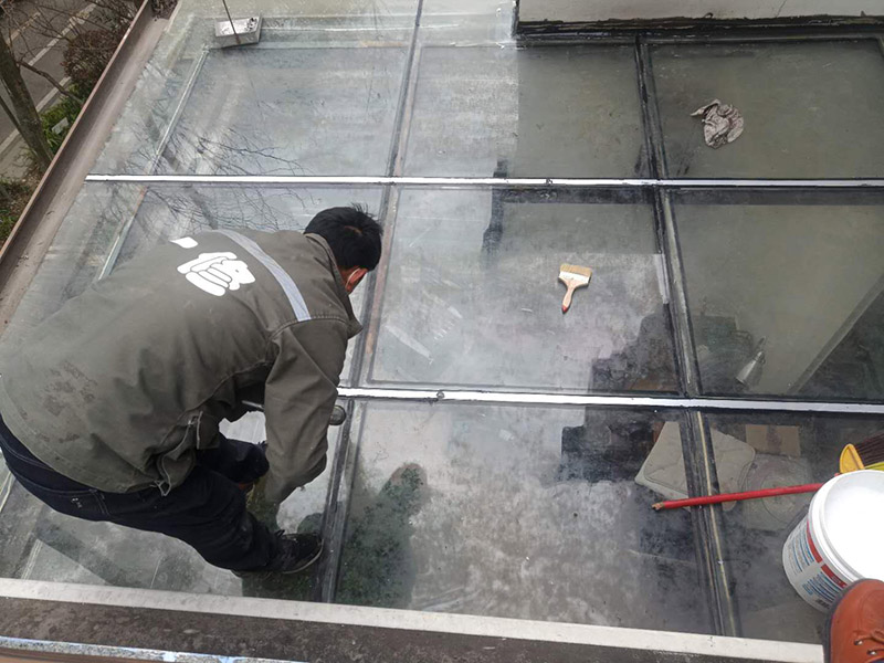 玻璃屋頂打膠防水：把陽光房的邊清理干凈。用結構膠往縫里填到60%。然后用和縫大小的泡抹棒往里壓填充，把膠往陽光房與型材的縫里擠。最后填充耐候密封膠，用刮刀來回30度角度刮2遍。缺膠的補上。30分內把紙揭掉。陽光房的鋁合金、鋼材等框架材料連接處基本靠打建筑膠來固定與防漏水。建筑膠打膠前，需要將打膠處用溫布擦干凈且干了之后打膠，否則就算是用了高級的建筑膠，其實際效果只有普通建筑膠的效果，將會大大降低陽光房結構膠的使用壽命。