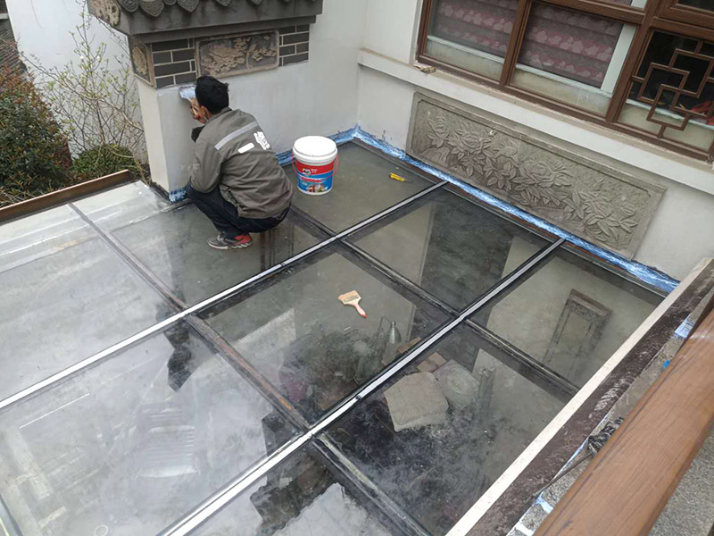 玻璃屋頂打膠防水：把陽光房的邊清理干凈。用結構膠往縫里填到60%。然后用和縫大小的泡抹棒往里壓填充，把膠往陽光房與型材的縫里擠。最后填充耐候密封膠，用刮刀來回30度角度刮2遍。缺膠的補上。30分內把紙揭掉。陽光房的鋁合金、鋼材等框架材料連接處基本靠打建筑膠來固定與防漏水。建筑膠打膠前，需要將打膠處用溫布擦干凈且干了之后打膠，否則就算是用了高級的建筑膠，其實際效果只有普通建筑膠的效果，將會大大降低陽光房結構膠的使用壽命。