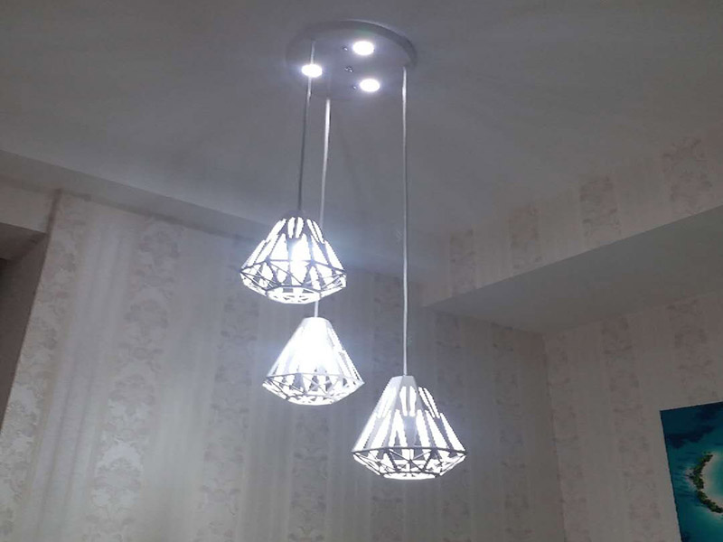 吊燈更換安裝：首先要鋪電線，在需要安裝燈具的部位留下電線口。以方便日后安裝。 第二檢查買來(lái)的燈具。看有沒(méi)有損壞或者殘缺不完整等現(xiàn)象，你確保安全。 第三，如果是大型吊燈，那么要提前先安裝上面的燈泡和零件，才能進(jìn)行安裝。 第四如果是大型燈具的安裝，那么還要先打上承重的螺絲掛口。 第五步關(guān)閉閘刀，這樣能夠確保在沒(méi)有電通的情況下安裝燈，以免出現(xiàn)意外，這樣是比較安全的做法。 第六步安裝好以后打開(kāi)電閘，觀察一下安裝是否成功，是不是每個(gè)燈泡都亮了，如果確保每個(gè)燈泡都亮了，那么就說(shuō)明安裝成功了