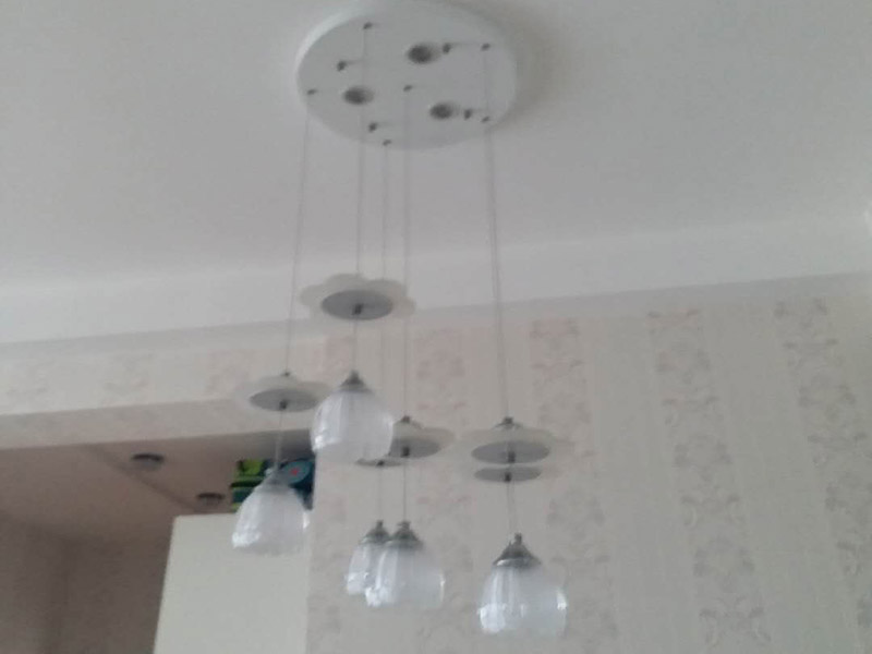 吊燈更換安裝：首先要鋪電線，在需要安裝燈具的部位留下電線口。以方便日后安裝。 第二檢查買來(lái)的燈具。看有沒(méi)有損壞或者殘缺不完整等現(xiàn)象，你確保安全。 第三，如果是大型吊燈，那么要提前先安裝上面的燈泡和零件，才能進(jìn)行安裝。 第四如果是大型燈具的安裝，那么還要先打上承重的螺絲掛口。 第五步關(guān)閉閘刀，這樣能夠確保在沒(méi)有電通的情況下安裝燈，以免出現(xiàn)意外，這樣是比較安全的做法。 第六步安裝好以后打開(kāi)電閘，觀察一下安裝是否成功，是不是每個(gè)燈泡都亮了，如果確保每個(gè)燈泡都亮了，那么就說(shuō)明安裝成功了