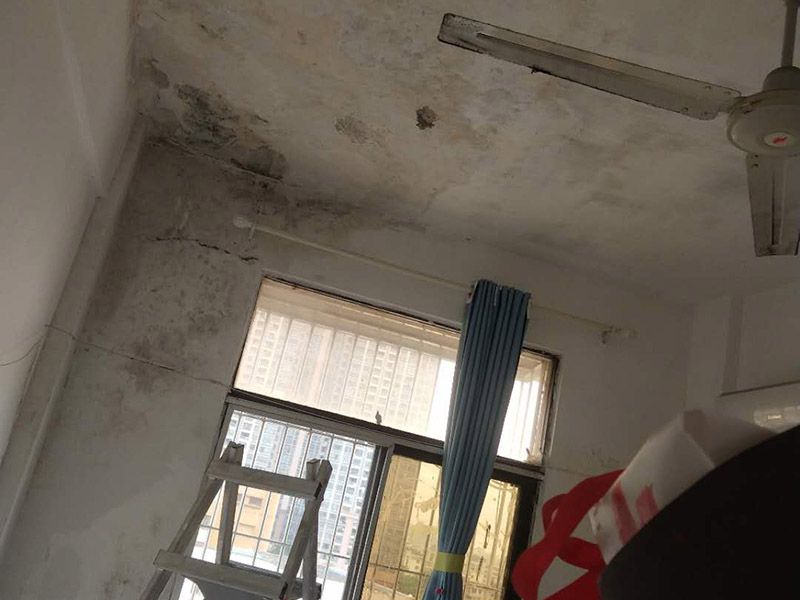 臥室墻面漏水維修：首先根據施工圖看水管走向，如果漏水的位置后面埋有水管，可以先把家里面的水閘關掉，放干龍頭里面的水，如果一段時候后發現墻面水跡不見了，證明是水管出現問題。 如果是請的專業的維修師傅，可以讓師傅用打壓機直接打壓檢測，若確定是墻內水管漏水，就可以直接鑿開墻壁找水管漏點。