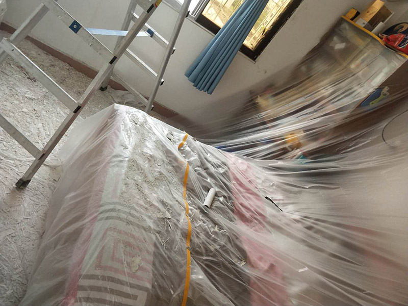 臥室墻面漏水維修：首先根據施工圖看水管走向，如果漏水的位置后面埋有水管，可以先把家里面的水閘關掉，放干龍頭里面的水，如果一段時候后發現墻面水跡不見了，證明是水管出現問題。 如果是請的專業的維修師傅，可以讓師傅用打壓機直接打壓檢測，若確定是墻內水管漏水，就可以直接鑿開墻壁找水管漏點。