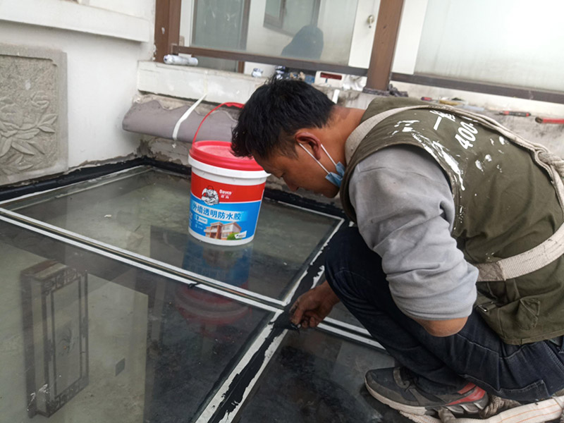 陽光房打防水膠：在陽光房施工完成后，如果陽光房與墻體有銜接的地方，一定要記住鏟去墻體上原有的涂料，否則粘合陽光房與墻體的膠水就不能很好的發(fā)揮粘合的作用，等到膠水完全凝固后會損壞墻體的涂料，造成陽光房的滲漏。最好的解決方法就是事先鏟去原墻體上涂料，在打膠之后，在陽光房與墻體接縫處上覆蓋防水擋板并且安裝一個(gè)排水槽，這樣就可以確保陽光房不漏水。