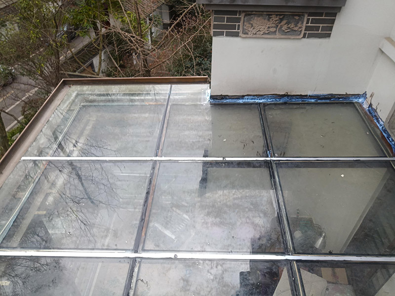 陽光房打防水膠：在陽光房施工完成后，如果陽光房與墻體有銜接的地方，一定要記住鏟去墻體上原有的涂料，否則粘合陽光房與墻體的膠水就不能很好的發(fā)揮粘合的作用，等到膠水完全凝固后會損壞墻體的涂料，造成陽光房的滲漏。最好的解決方法就是事先鏟去原墻體上涂料，在打膠之后，在陽光房與墻體接縫處上覆蓋防水擋板并且安裝一個(gè)排水槽，這樣就可以確保陽光房不漏水。
