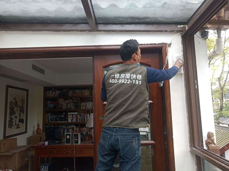 墻面刮膩子維修：刮膩子對不同的墻體有著不同的要求，像比較常見的混凝土的墻面，會出現一些氣孔與鼓起的現象，所以就要先把墻面修平整掉，磨平凸起處，填補凹陷處?；鶎幼龊锰幚砗螅瑝γ孢€是會有一些凹陷的地方，這個時候就可以用石膏膩子來補平。將石膏膩子壓實凹陷處，橫抹豎起的地方再重新刮一遍，這樣來確保墻面的平整。