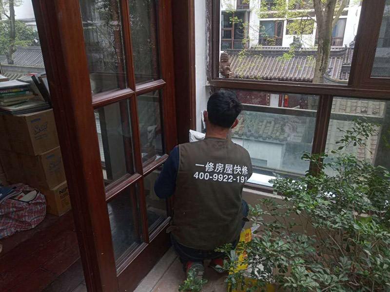 墻面刮膩子維修：刮膩子對不同的墻體有著不同的要求，像比較常見的混凝土的墻面，會出現一些氣孔與鼓起的現象，所以就要先把墻面修平整掉，磨平凸起處，填補凹陷處。基層做好處理后，墻面還是會有一些凹陷的地方，這個時候就可以用石膏膩子來補平。將石膏膩子壓實凹陷處，橫抹豎起的地方再重新刮一遍，這樣來確保墻面的平整。